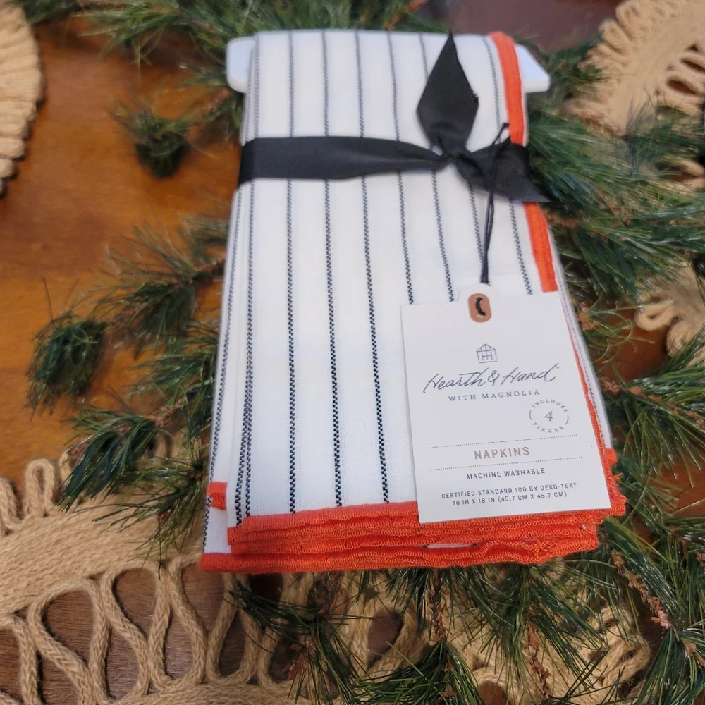 4pk Hearth & Hand Holiday Napkins - Picture 2 of 7